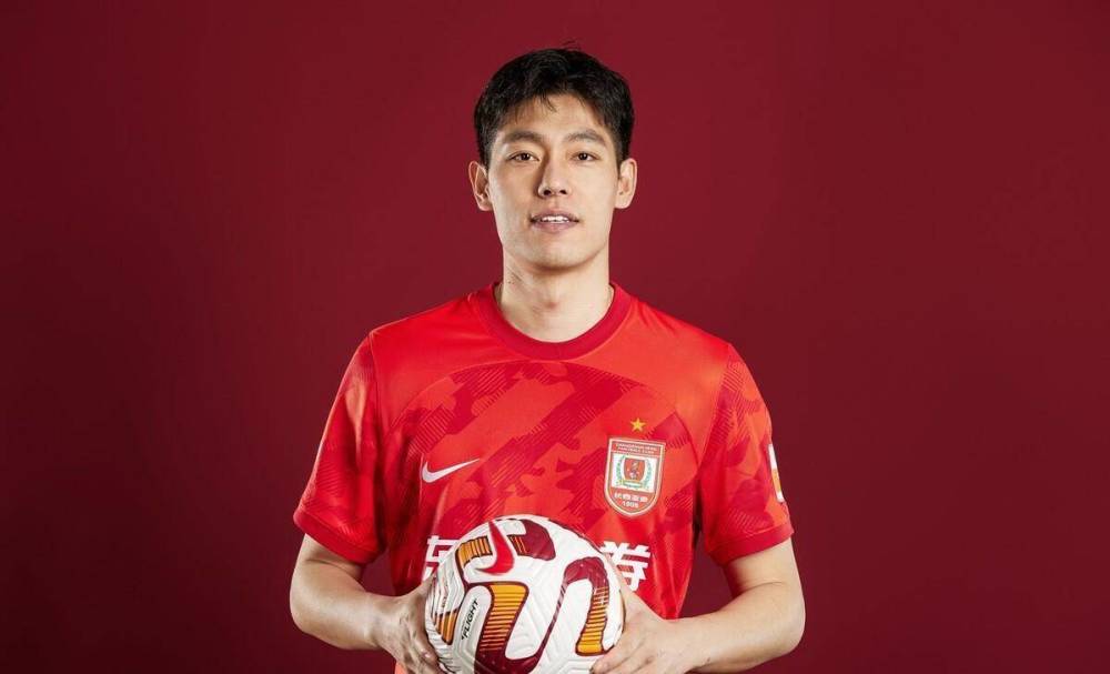 賭馬：泰山再迎強援？曝32嵗“鋒衛搖擺人”自由身加盟！與恩師崔康熙重逢