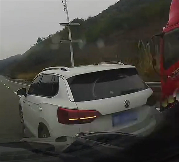 捕魚機：男子高速刀片超車剮蹭後直接加速逃逸 理由太奇葩！